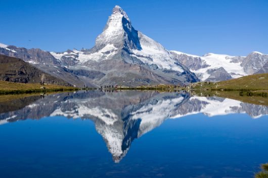 bergen met water op voorgrond Zwitserland | Spauwen Travel